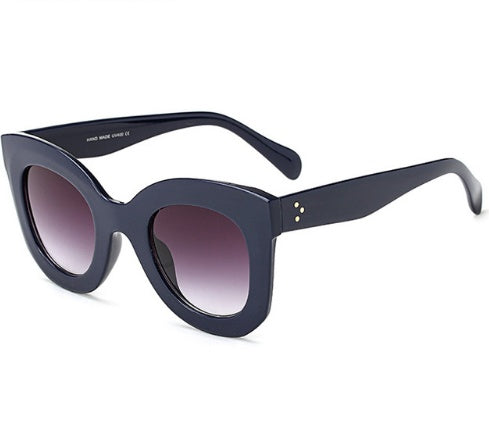 Stylish Oversized Cat Eye Sunglasses with Tortoiseshell Accents