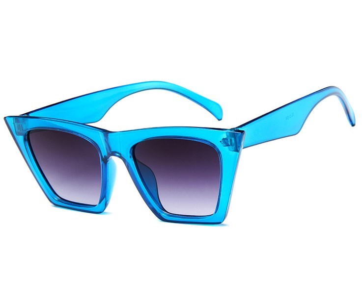 Bold Oversized Cat Eye Sunglasses with Sleek Design