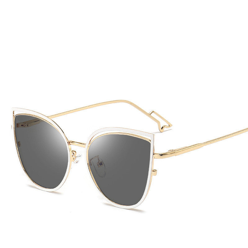 Stylish Cat Eye Sunglasses with Gradient Lenses and Gold Trim