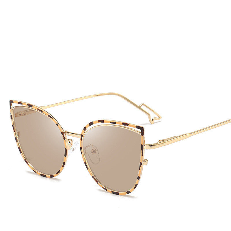 Stylish Cat Eye Sunglasses with Gradient Lenses and Gold Trim