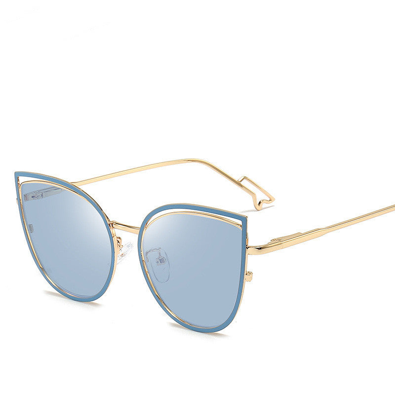 Stylish Cat Eye Sunglasses with Gradient Lenses and Gold Trim