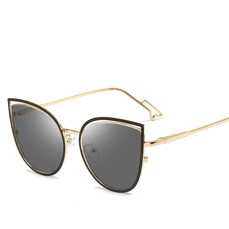 Stylish Cat Eye Sunglasses with Gradient Lenses and Gold Trim